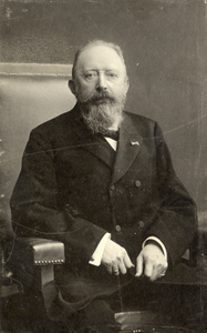 104856 Portret van J.H.A.K. Gualtherie van Weezel, geboren 1844, directeur van het Utrechts postkantoor (1903-1909), ...